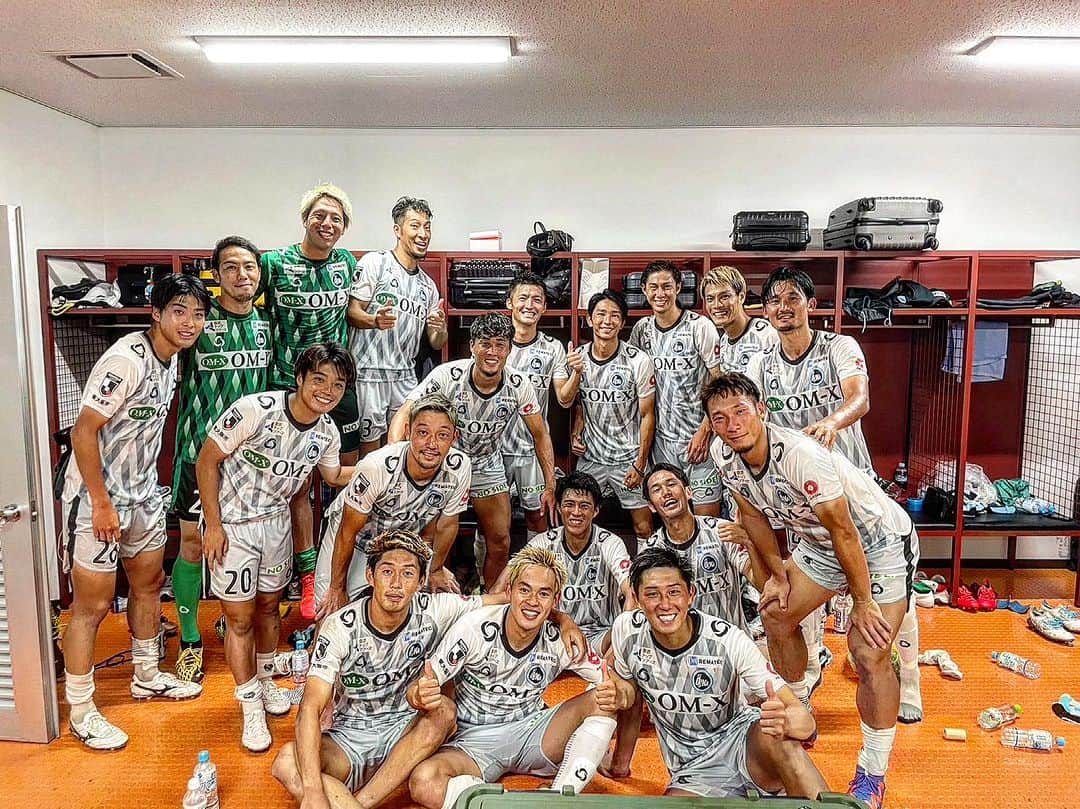 永井建成さんのインスタグラム写真 - (永井建成Instagram)「【J3第22節】 vs FC琉球 1-3勝利 一昨日も遠いところまで応援しに来てくださりありがとうございました！ また、DAZNを通しての応援もありがとうございます！ 久しぶりの勝利‼️ 勝つってやっぱりいいですね。 ただ、最後の失点はチームとして個人としても課題が残りました。 0で終わらせれなかった悔しさ。 勝ちは勝ちでも無失点で終わらせないといけない試合でした。 ちょっとの隙を見せてしまった結果だと思います。2試合連続失点は自分の中では許されない事です。 次節はホームで奈良クラブと試合です。しかも生駒山ダービーと言うことで絶対負けられないし無失点に抑えないといけない試合です。 必ず無失点勝利します！ 引き続き応援よろしくお願いします‼︎ ・ ・ @fcosaka_official  ・ ・ #j3 #j3リーグ #fc琉球 #fc大阪 #勝利  #応援ありがとうございました #次節は #ホーム戦 #花園ラグビー場 #ぜひ来てください」8月14日 9時27分 - tatsu7729