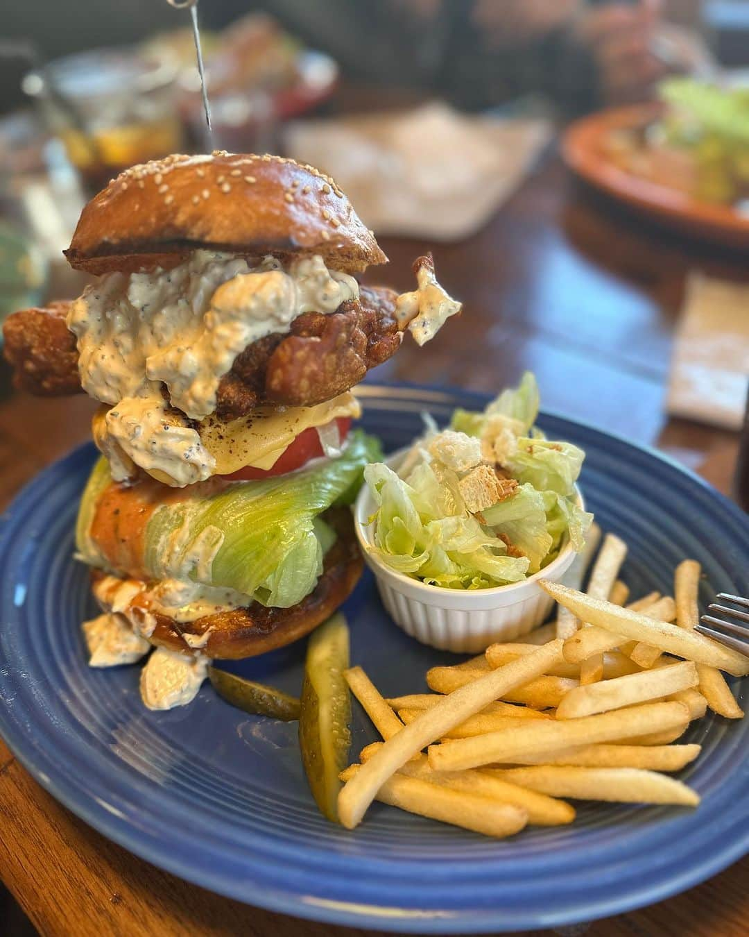 d-iZeのインスタグラム：「#青森おじさんぽ  RAMBLE BURGER／青森市 @rambleburger   みよ！もはや何の食べ物か わからないこの渦高き山を！笑  青森市でおいしいと有名の ランブルバーガー、実は初体験。 しかも、この日はABA番組まつりで 使われる映像のロケで ミルフィーこと中村かさねアナ、 木邨将太アナ、そして おなじみギャレスちゃんとご一緒。  39度の猛暑の中の撮影を終え パワーをつけようとやってきたのですが すごすぎるボリューム！  僕がオーダーしたのは タルタルチキンバーガー。 いや、フライドチキンだけで 腹一杯になるレベルのデカさなのに そこに濃厚タルタルとグリルチーズ、 トマトとレタスもたっぷり。  はい、すいません。 分解して食べました笑  ギャレスちゃんが頼んでた プルドポークバーガーも ザ・アメリカの味付けで 美味しかった（味見させてくれた笑）  ボリュームすごすぎるので 絶対覚悟していってください！ でも店員さんすごい優しかったなー。  今回、ABA番組祭で販売される Be Easy BrewingとABAのコラボビール 「ハッピィ珍道中」のラベルデザインを させてもらいました。  久々に引っ張り出してきたチョークで、 木邨アナとギャレスちゃんの 顔イラストにもチャレンジしたんだけど どうでしょうか？ 黒板のニュアンスをラベルにも 残してくれるようなので ぜひ、会場でGETして飲んでね！ パッションフルーツを使った IPAなんて、夏に最高すぎるよね。  ABA番組祭は、8月26日27日に アスパム&青い海公園にて開催！ 僕は両日出演します。 26日は、公開生放送！ 27日は、スペシャルコラボライブ！ どちらもお楽しみに♪  #RAMBLEBURGER #ランブルバーガー #ハンバーガー #hamburger #青森ランチ #青森グルメ #本町グルメ #ランチバーガー #ABA #ハッピィ #青森朝日放送 #BeEasyBrewing #ギャレスのアジト #ギャレス #中村かさね #木邨祥太 #ハレのちあした #ハッピィ珍道中」