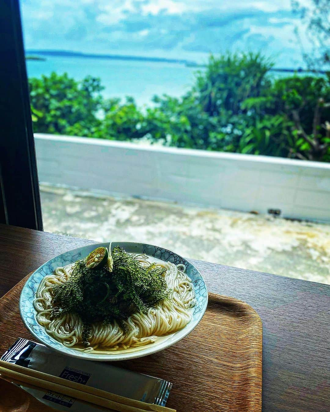 りんたろーのインスタグラム：「宮古冷麺美味！！ ちなみに冷麺もさることながら、 バナナジュースがゲリ美味でした！！ (天気は最低だったが、それを感じさせない鬼加工)  #ラヴィット　#宮古島グルメ  #宮古冷麺　#便乗投稿 #followlike」