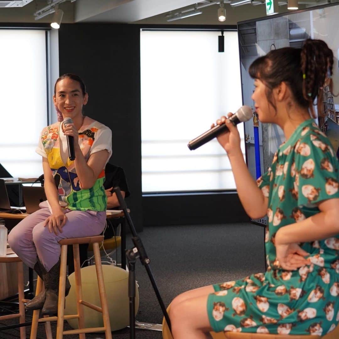 ソーズビー航洋のインスタグラム：「眉村ちあき×ソーズビー  TALK SHOW『説得力のある午前12時』このわけわからんタイトルには全く触れず。ちあきちゃんとのトークショーでした！ 自動車教習所に14回落ちた事すら歌にして売れさすちあきちゃんによる、クリエイターメンタルセミナーとなりました。 なんと名曲「顔ドン」と「大丈夫」の披露までしていただきました！  ムサビ校友会からお話をいただいて、誰とクロストークをしたいか聞かれ、ビットワールドで共演以来仲良しラブなちあきちゃんからご承諾いただき叶いました🧞‍♀️ 自身が嫌いで大好きなちあきちゃんが大好き！❤️ 改めて彼女の繊細さと明るさにたまげたショーとなりました。  この日は徹夜で踊り2公演とトークショーに挑み心配だったわたしには歌が沁みて沁みて。涙が出そうになるほど心動いたのが久しぶりでした。  同じくビットワールドでメイクをずっと担当されている小室さん @ronron839 に今回メイクをしていただきました。 前後にパークバレエの公演がある僕のお団子ヘアを活かそうと付け毛を一応用意してくださり、それがたまたまズボンとマッチ。 イベント「アート&デザイン」にちなんだ文字も頬に。遊んでくださいました✨ ちあきちゃんのヘアメイクもかあいいよねー！  ちあきちゃん、小室さん、ムサビ校友会、ありがとうー！！！  武蔵野美術大学校友会 アート&デザイン　大人の芸術祭2023」