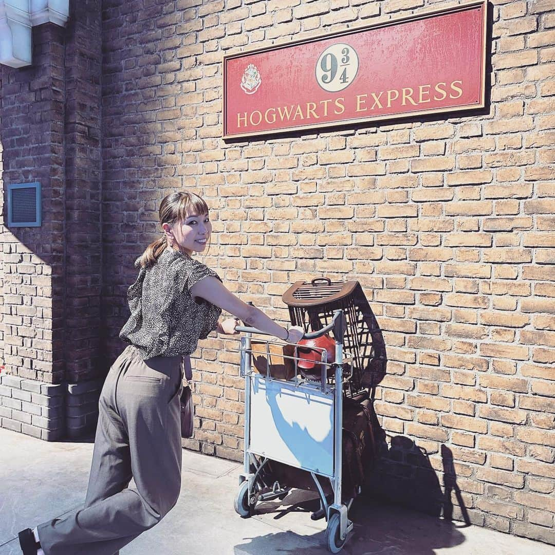 三ツ井裕美さんのインスタグラム写真 - (三ツ井裕美Instagram)「少し前になりますが、、、 WARNER BROS. STUDIO TOUR TOKYO THE MAKING OF Harry Potter 行って来ました🪄  一つ一つの空間が本当に細かく再現されていて驚きの連続でした。  映画の中にいるような感覚で楽しめるし、撮影の裏側を収録している映像を見れたり、楽しめるポイントが沢山ありました。  私自身もとても楽しかったし、来ているお客さん達がそれぞれの格好でそれぞれ色んな場所で撮影しているのを見るのも面白かったです！  絶対1回じゃ見切れてない部分がありそうなので、改めてもう一度DVDとか見てまた行ってみたいなぁと思いました☺️  沢山写真撮ったのでいくつか、、、」8月14日 9時52分 - hiromi__km