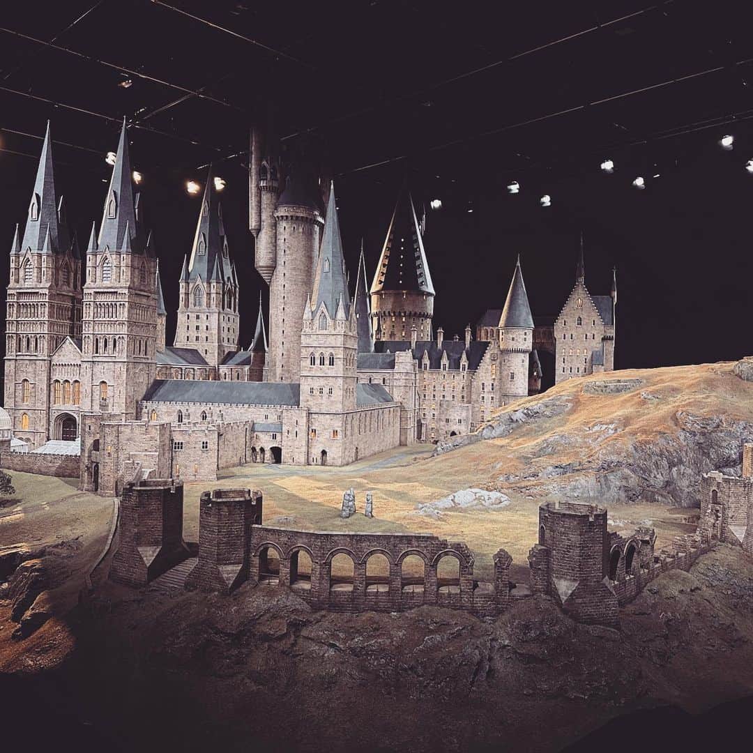 三ツ井裕美のインスタグラム：「少し前になりますが、、、 WARNER BROS. STUDIO TOUR TOKYO THE MAKING OF Harry Potter 行って来ました🪄  一つ一つの空間が本当に細かく再現されていて驚きの連続でした。  映画の中にいるような感覚で楽しめるし、撮影の裏側を収録している映像を見れたり、楽しめるポイントが沢山ありました。  私自身もとても楽しかったし、来ているお客さん達がそれぞれの格好でそれぞれ色んな場所で撮影しているのを見るのも面白かったです！  絶対1回じゃ見切れてない部分がありそうなので、改めてもう一度DVDとか見てまた行ってみたいなぁと思いました☺️  沢山写真撮ったのでいくつか、、、」
