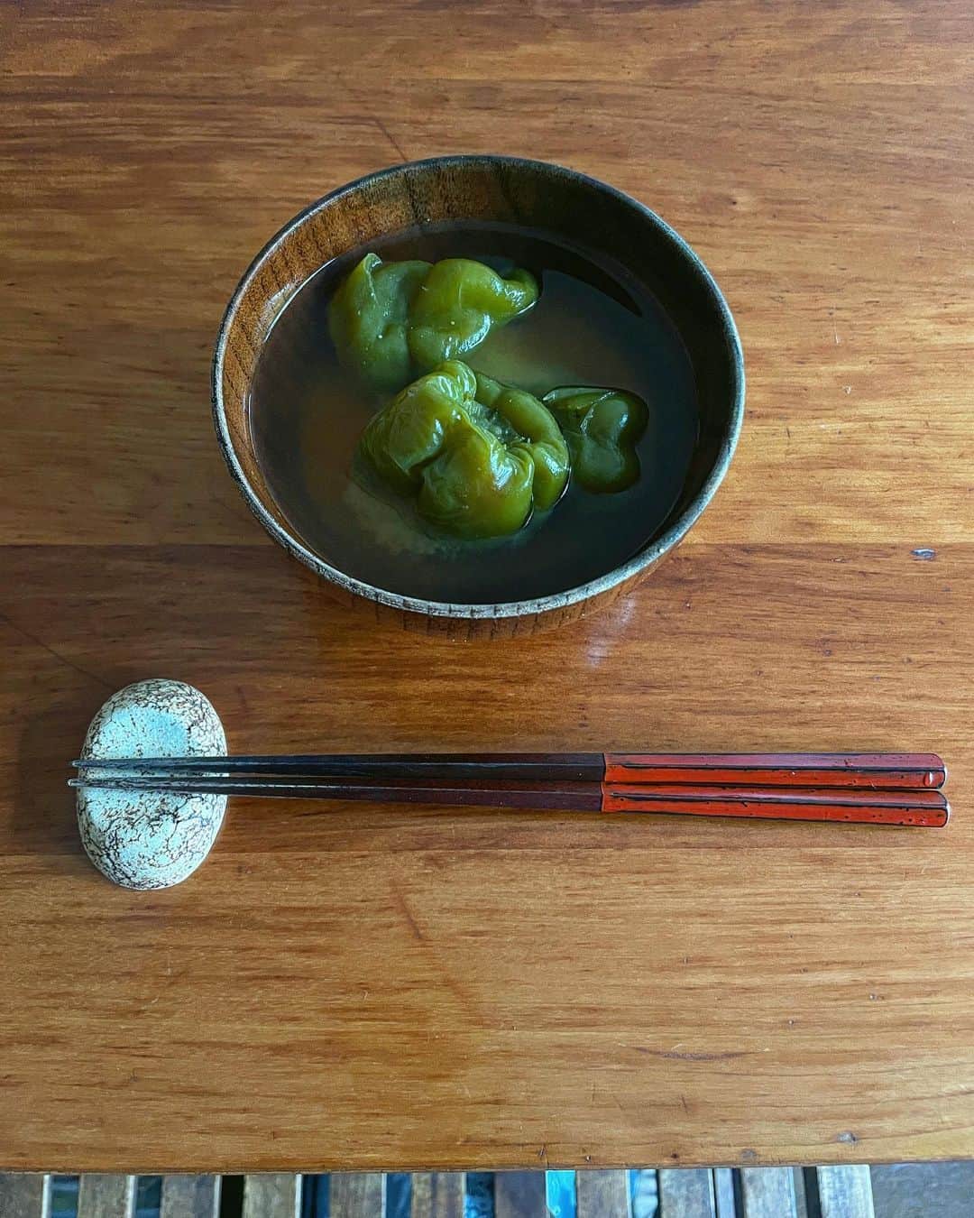 芽朗さんのインスタグラム写真 - (芽朗Instagram)「ピーマンのヘタだけを取って丸ごとくたくたに煮たお味噌汁、美味しくて感動。🫑 発酵生姜も本当に良い味でてる…🫚  @bling2sakura  さんの投稿を見て絶対作りたいと思ってピーマンを買いに行った🚶‍♀️  今回の妊娠中は体調不良や上の子のお世話があったりで、全然食生活ゆるゆるなので、 せめてもと毎日生姜入りのお味噌汁だけは欠かさずに作っているのだけど、新しいレパートリーを探していたから嬉しい。 お味噌汁って本当何でも合うけど、 ピーマン丸ごとの発想無かったなぁ💭朝から感動したのでシェア🫶  (さくらさん、素敵なアイディア有難うございます🥹)  #mellowfukushimacook #お味噌汁」8月14日 9時56分 - mellowfukushima