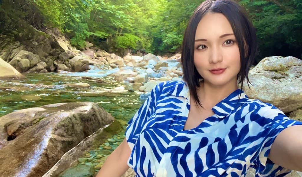 あゆむのインスタグラム：「マイナスイオン666%🤍🏞  川の水とても冷たくて気持ちいい！！ 私は冷たいから足だけでしたが、 旦那様は全身浸かって天然の水風呂を楽しんでいました♡⃛🏊‍♂️笑   #summervibes  #summerinjapan」