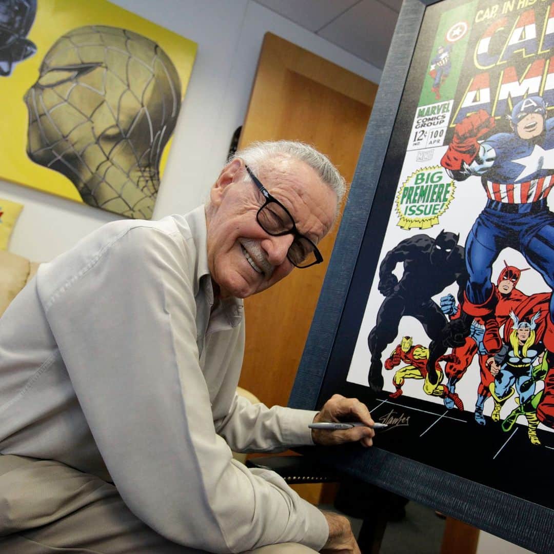 スタン・リーのインスタグラム：「Hands up if you’re a left hander! 🙋🏾‍♂️🙋🏻‍♀️ Did you know Stan was one too? #StanLee #LeftHandersDay」