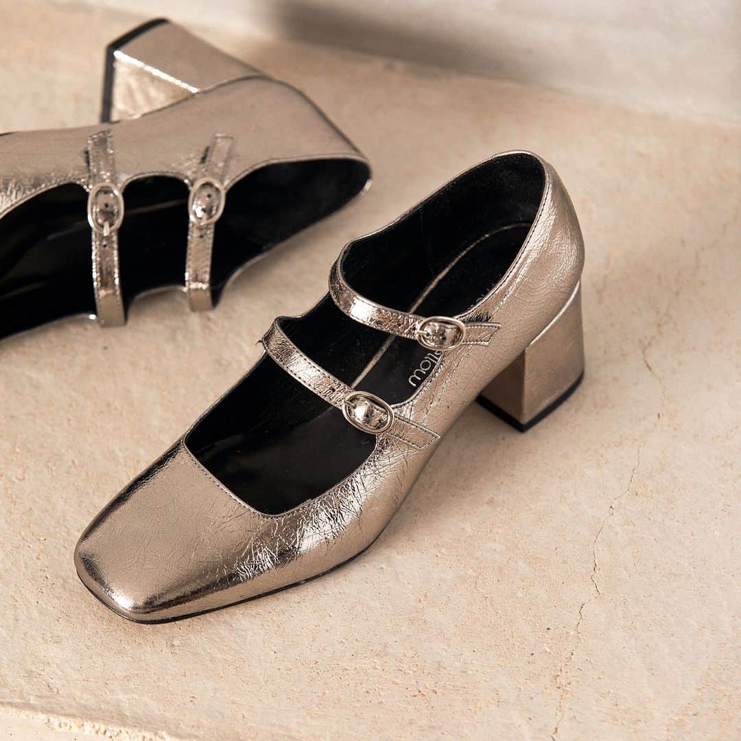 メローイエローパリのインスタグラム：「Les babies Irving sont aussi stupéfiantes que ces folles 60's.  Cuir métallisé, couleur argent foncé, petit talon de 6 cm, double bride : tout ce qu'on aime. 🤍  📍 Fabrication au Portugal  #mellowyellowparis #shoes #chaussures #nouveaute #newco #nouvellecollection #newin」