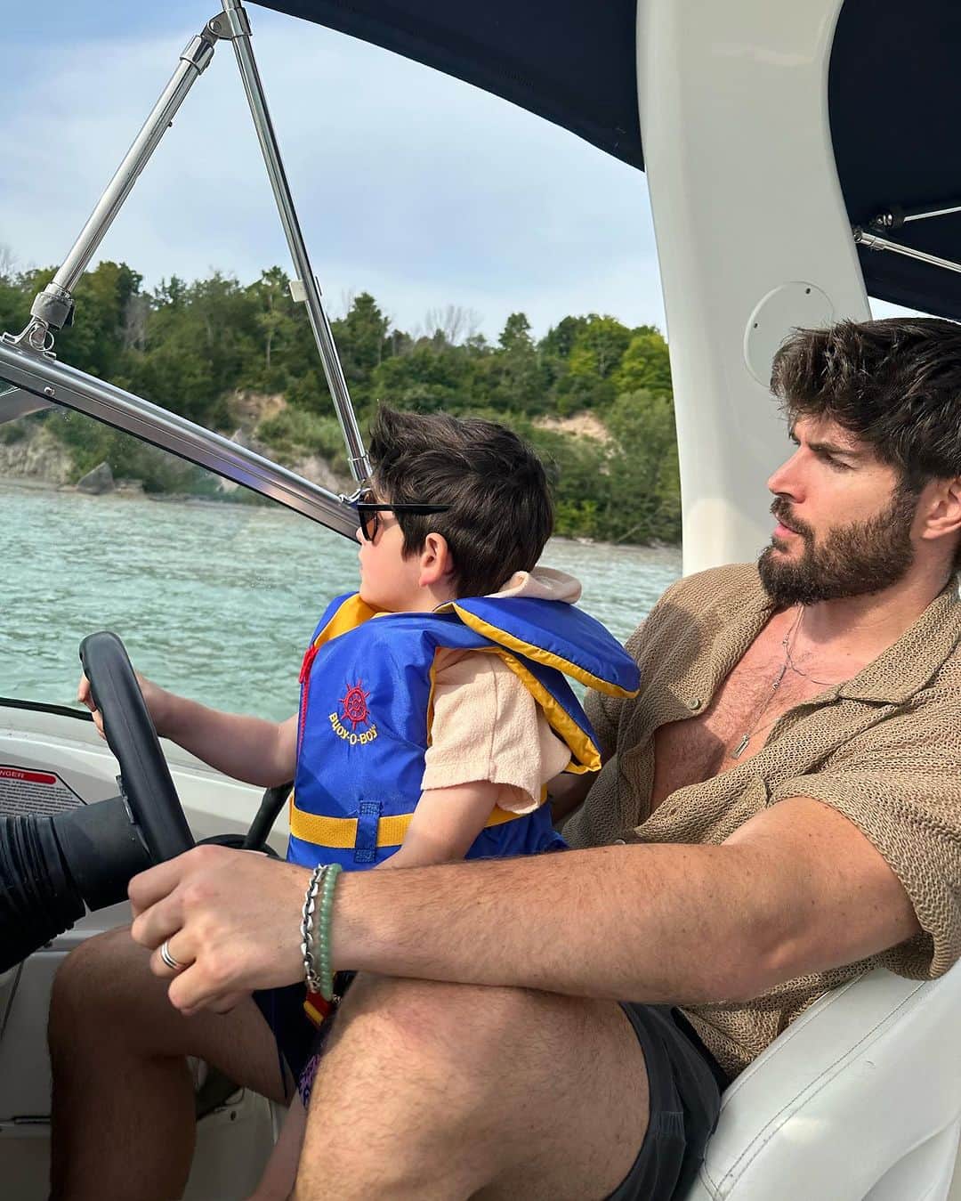 ニック・ベイトマンのインスタグラム：「Boating licenses start at 4 years old… who knew」