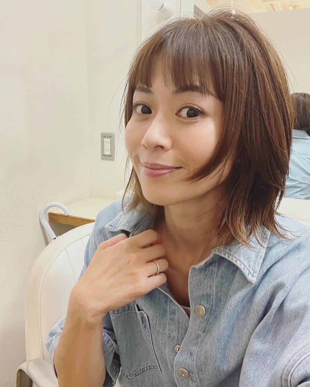 畑野ひろ子のインスタグラム：「今日は　@roraima.daikanyama へ。 　 もう少し伸ばす予定です💇‍♀️ 伸ばし途中も、カットアレンジで動きが出るスタイルにしてもらいました😆 @roraima_mikiyarita ✂️」