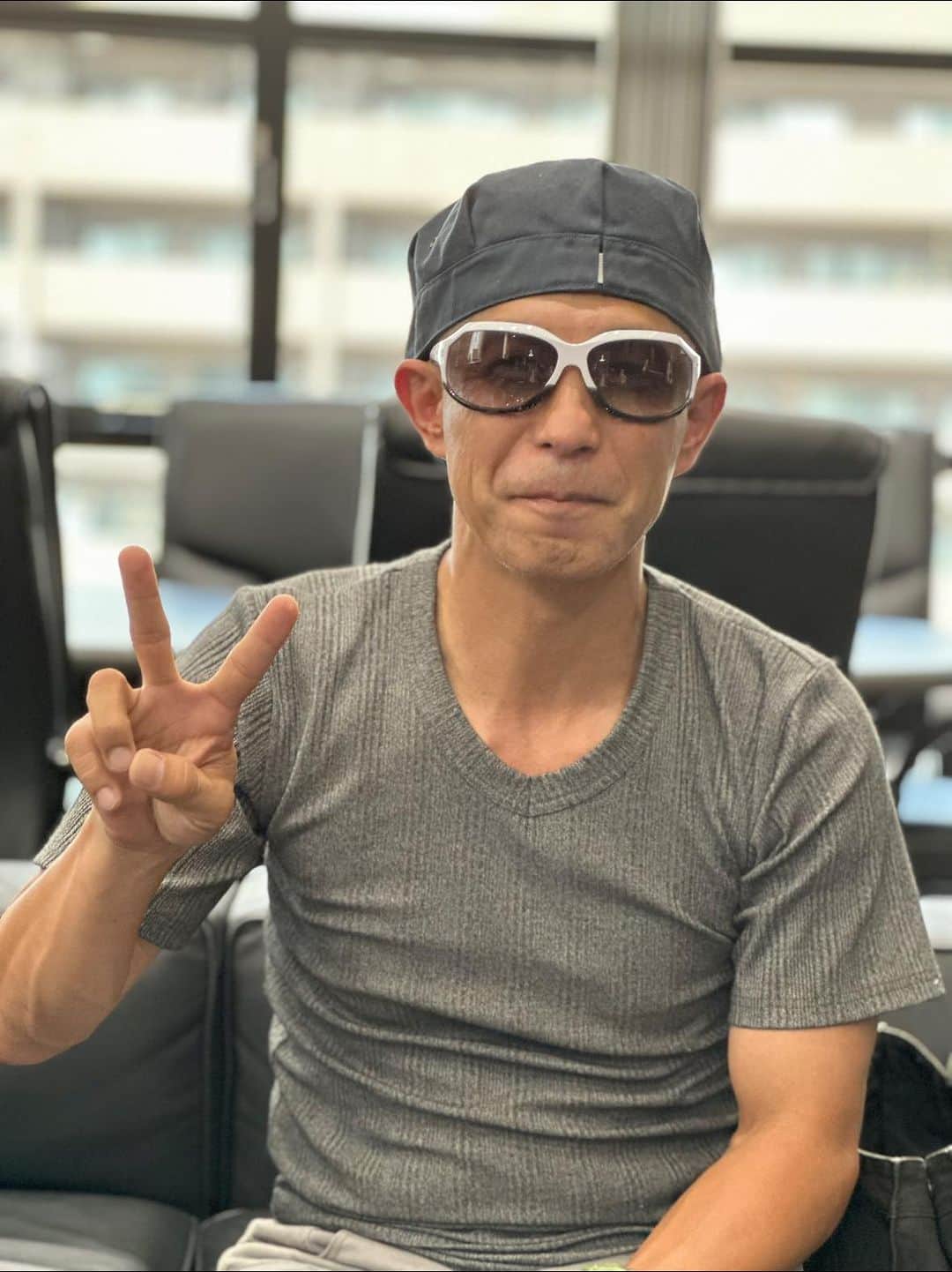 のインスタグラム：「17年程前に退社した社員がVARTIX のサングラスを買いに来てくれた。 弊社で20歳から30歳の10年間働いてくれた漢だ。  今は4人から5人の社員を従えて立派に運送業を営んでいる。 しかし、今日は2時間も経営の厳しさや難しさを川が決壊して水が溢れだすように語っていた。  疲れていたんだろうな...精神的に。 毎日の孤独..1人でやってる方が稼げる現実、しかし、大きな会社へチャレンジする為には従業員を増やさねばならない現実。 しかし、人を増やすと経費がドンドン増える不安..。 社長はどうされてたんですか？  10人の壁、20人の壁、100人の壁、必ず皆んなが通る場所。 社長業始めたらそこ超えるしか無いよね。 頑張れ！川崎たつとし。」
