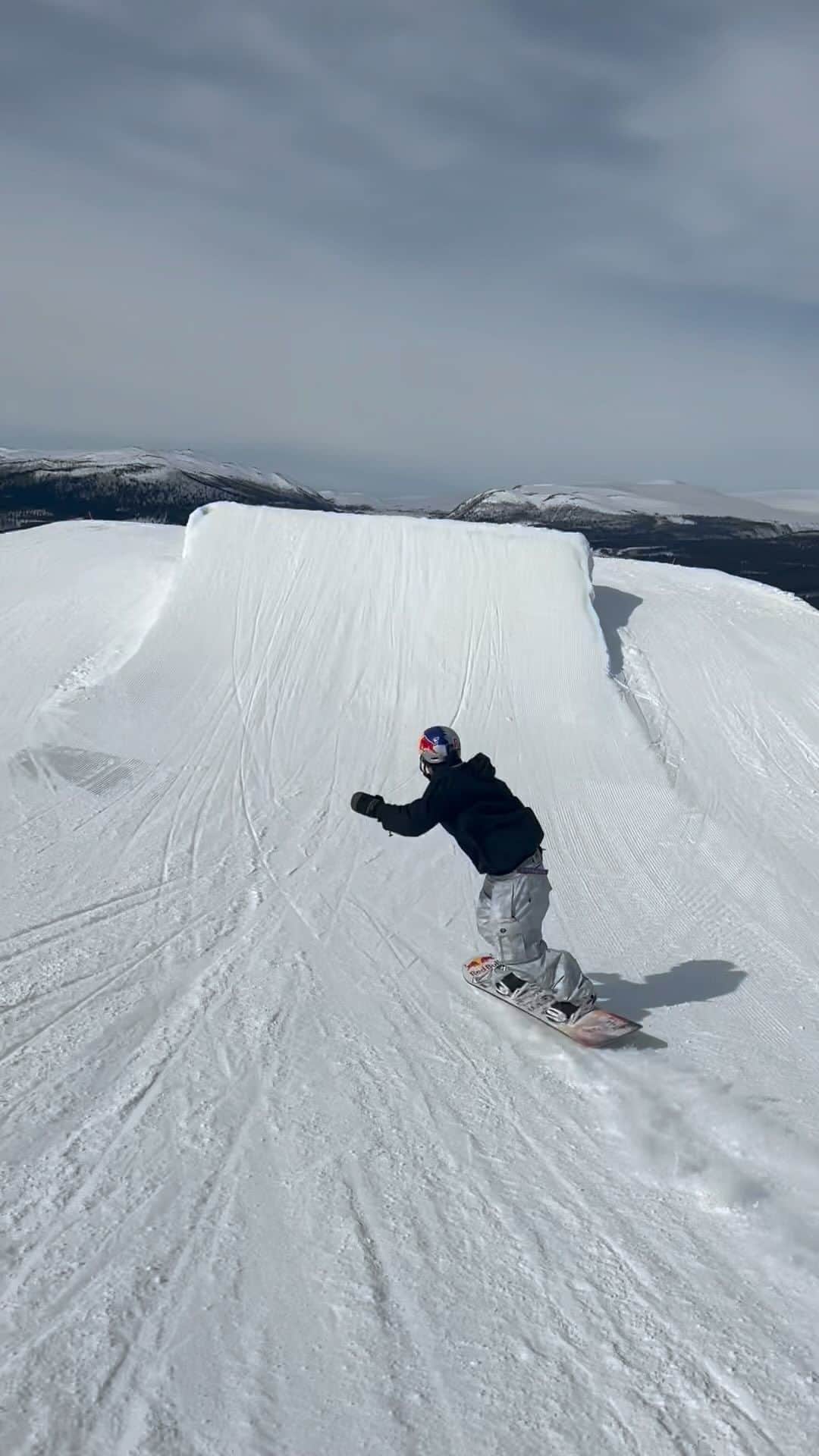 マルクス・クリーブランドのインスタグラム：「Almost that time of the year again🤝🏽 - @volcomsnow」