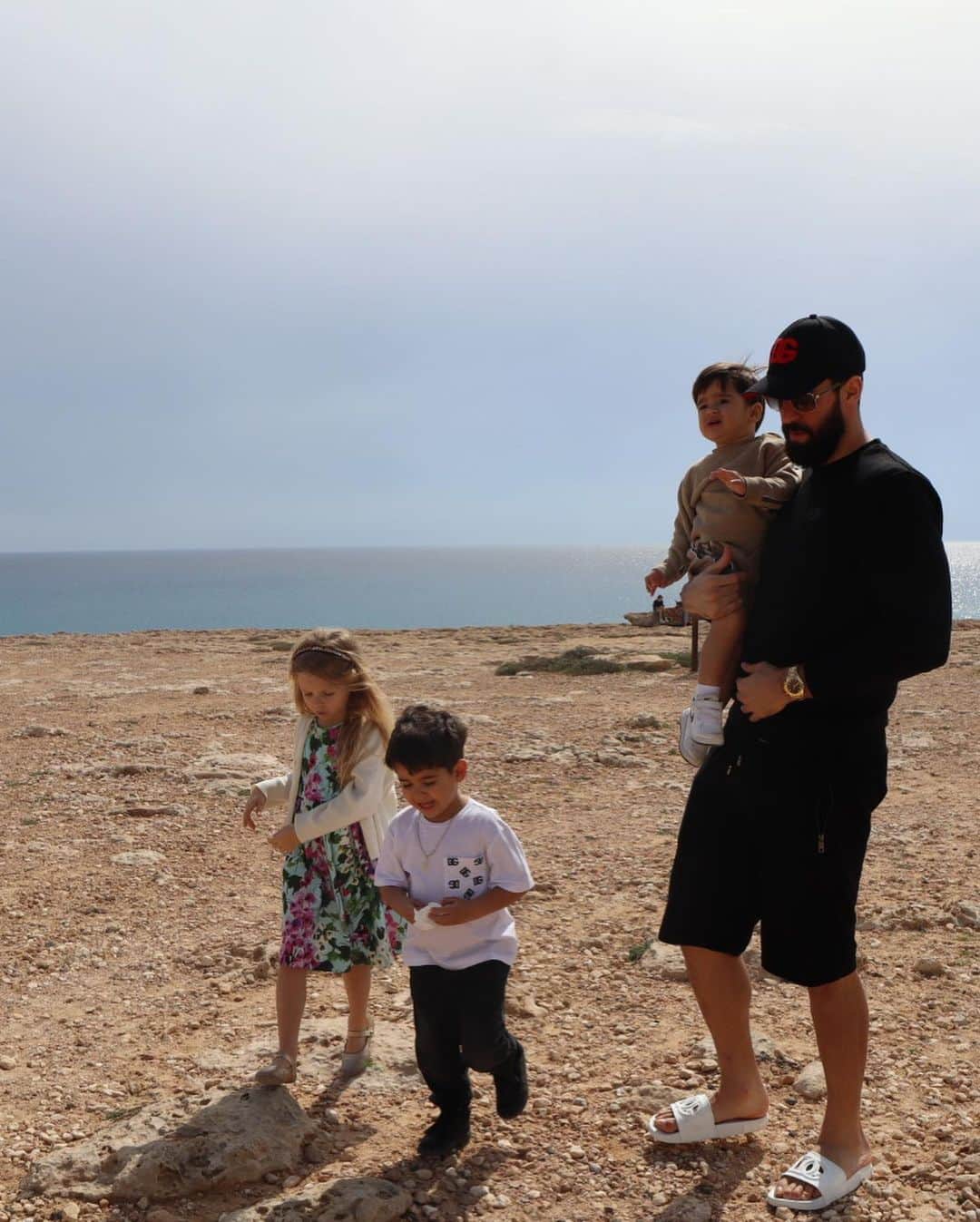 ナタリア・ベッカーのインスタグラム：「Feliz dia dos pais para o pai dos meus filhos, que desempenha esse papel com graça, amor e sabedoria, que revela o amor do Pai para os nossos filhos através da sua paternidade… é dedicado, intencional e amável! sou grata a Deus pela tua vida @alissonbecker tua versão pai é admirável! ❤️  Feliz dia para o meu pai, que me criou com todo amor, cuidado e dedicação! Sou privilegiada por ter e ter tido um pai presente e que sempre acreditou em mim, me motivou e encorajou em todas as fases da minha vida! Meu ombro amigo! Pai amado!  ❤️」