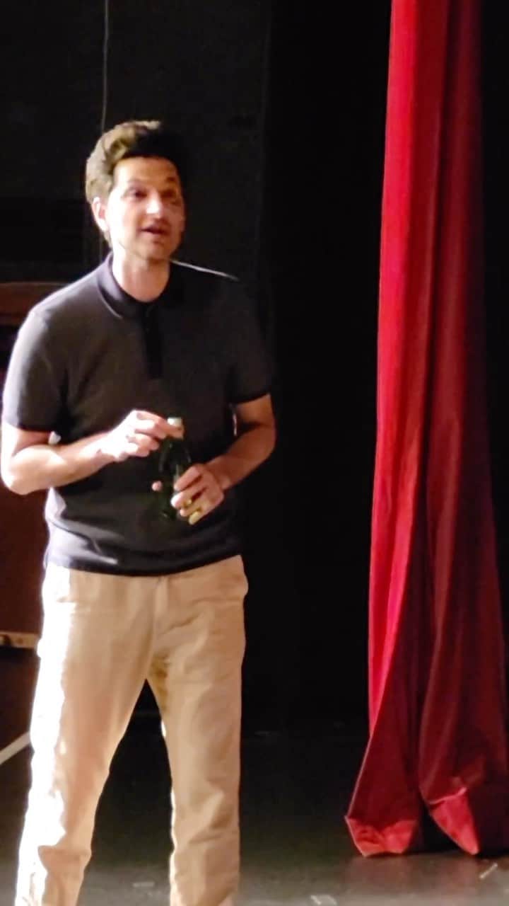ベン・シュワルツのインスタグラム：「At last night’s 9:15 show, I ran out on stage to an amazing audience then slowly put my water bottle on the piano and the crowd joined in and OOOed and applauded like crazy. Which became a bit for the whole opening before we got into the improv. Flanny got some of it on camera. It was so silly and fun. Thank you to these amazing audiences who are awesome and kind and understand bits. Makes me so happy to do these shows for you.」