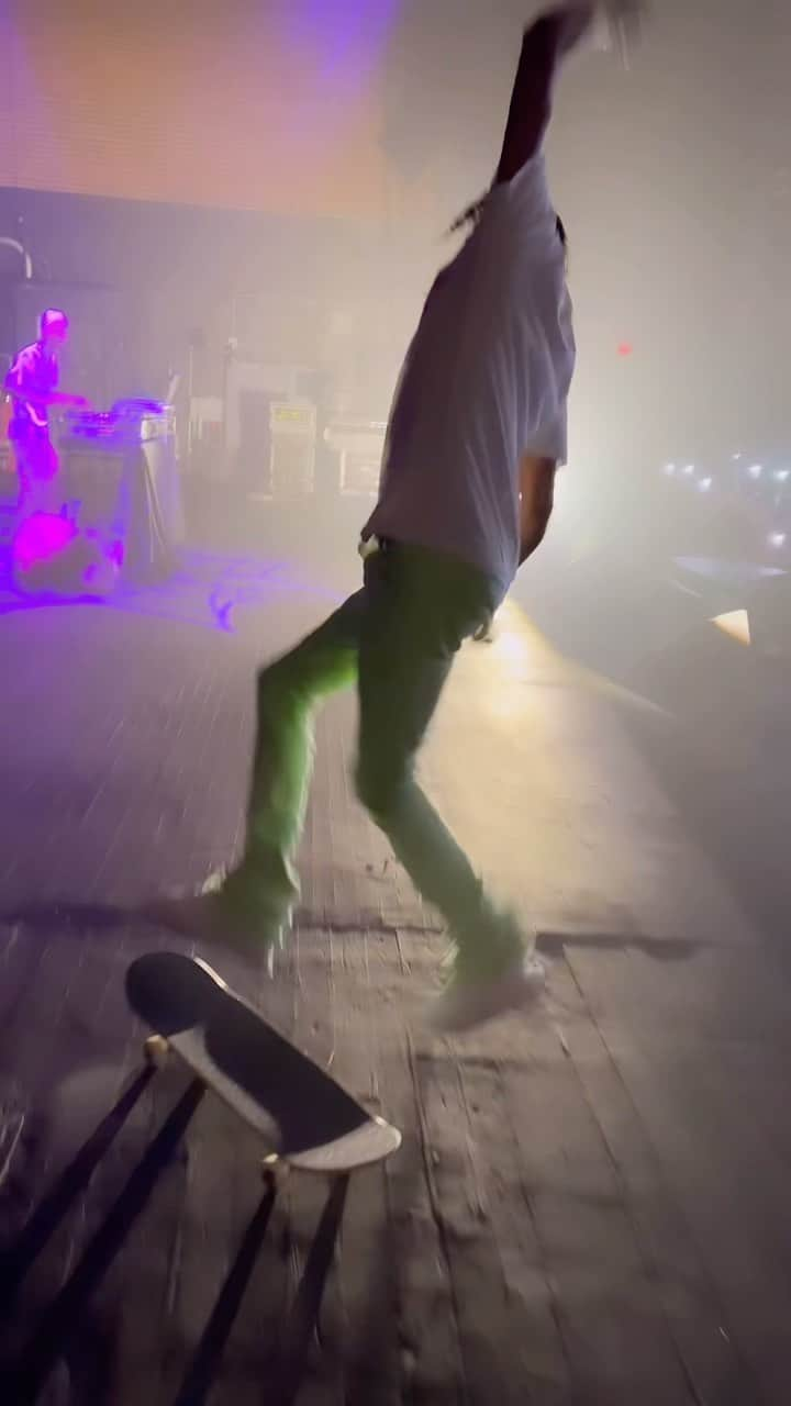 ソウルジャ・ボーイ・テレムのインスタグラム：「Almost fell off my skate board lmao 🤣 🤣🤣 I love y’all! 😎💛💪🏾 #SouljaWorld tickets in bio 🎫」