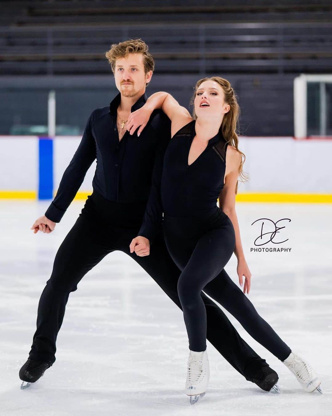 クリスティーナ・カレイラのインスタグラム：「First competition✅🥇 📸 @danielleearlphotography  • • • #summerprovincials #montreal #figureskating #icedance #dance #iceacademyofmontreal」