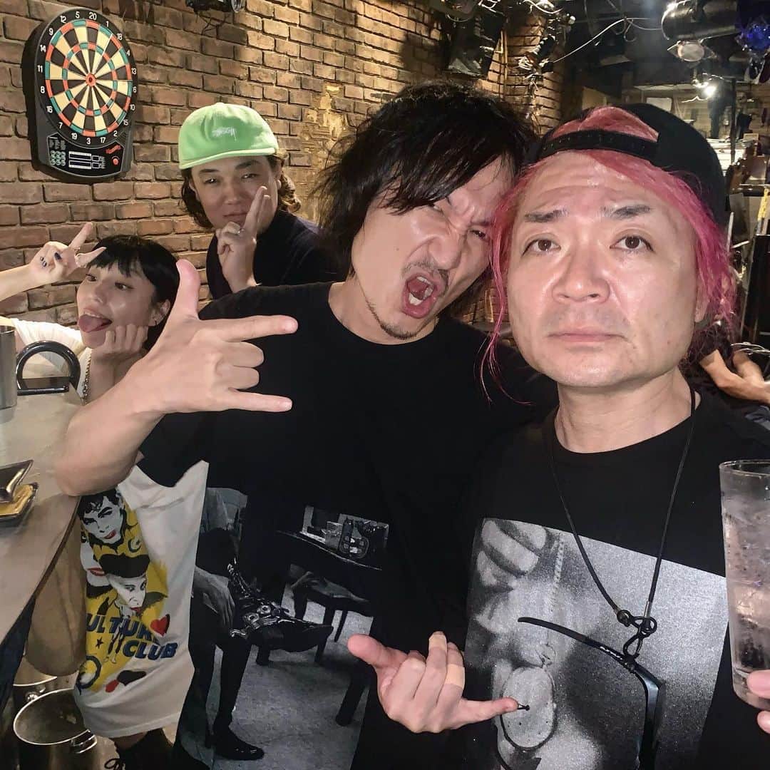 古閑裕のインスタグラム：「こがみ終わりでCLUB QUE行ったら、 DOESの氏原君とお会いして記念撮影！憧れのレーベルと言っていただき恐縮と感激。後ろはあやまんJAPANユースよしえちゃんと店長リー君。」