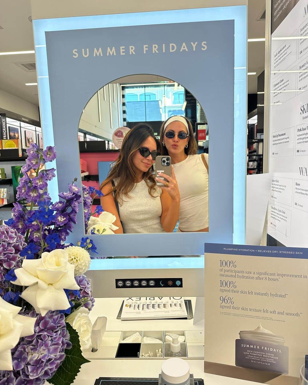 Marianna Hewittさんのインスタグラム写真 - (Marianna HewittInstagram)「what a week 🪩  vegas for @sephora, rich cushion cream launch, speaking on a panel with Michelle Pfeiffer, hosted another panel, an influencer & community event for the @summerfridays gallery and in store events across the country」8月14日 2時14分 - marianna_hewitt
