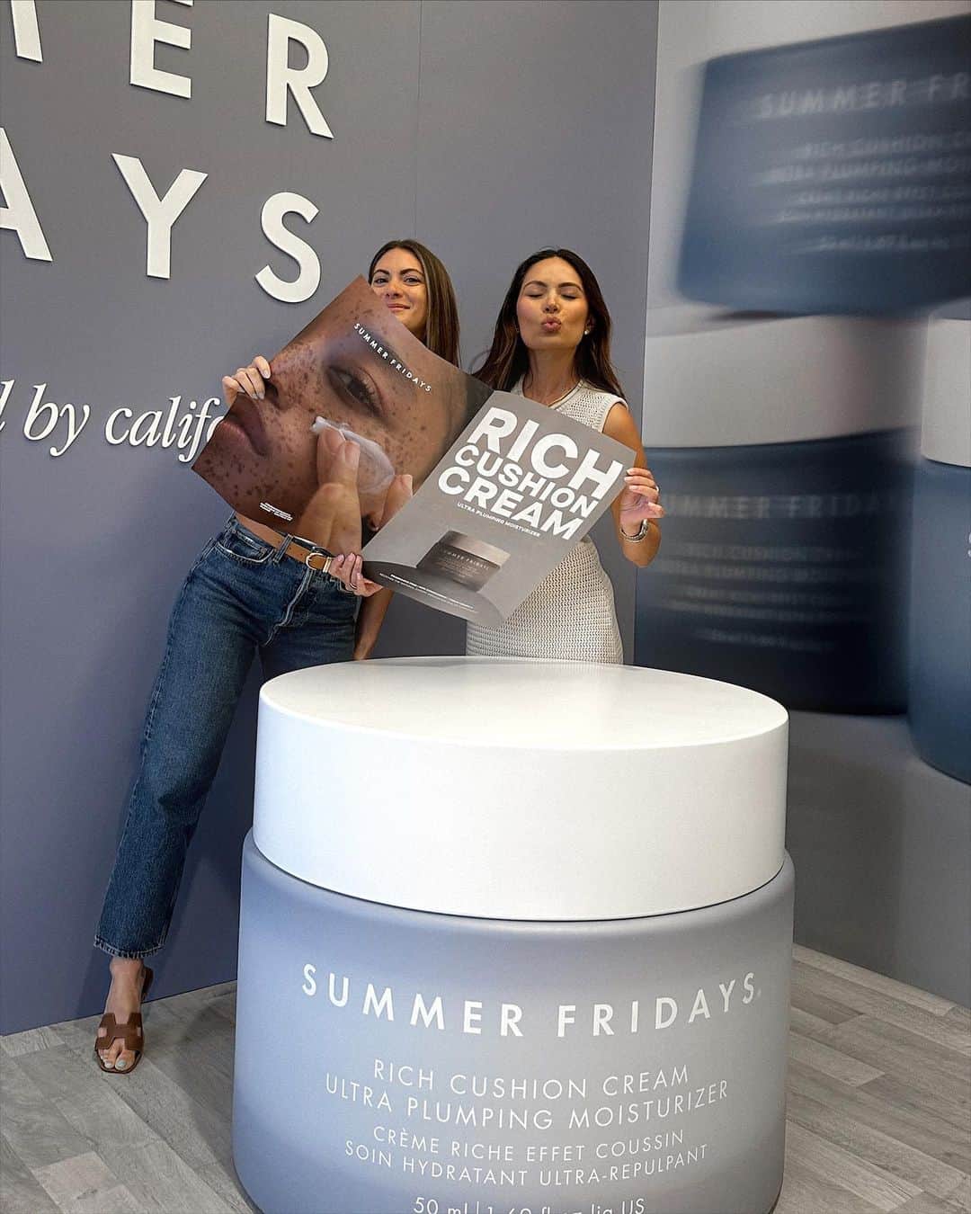 Marianna Hewittのインスタグラム：「what a week 🪩  vegas for @sephora, rich cushion cream launch, speaking on a panel with Michelle Pfeiffer, hosted another panel, an influencer & community event for the @summerfridays gallery and in store events across the country」