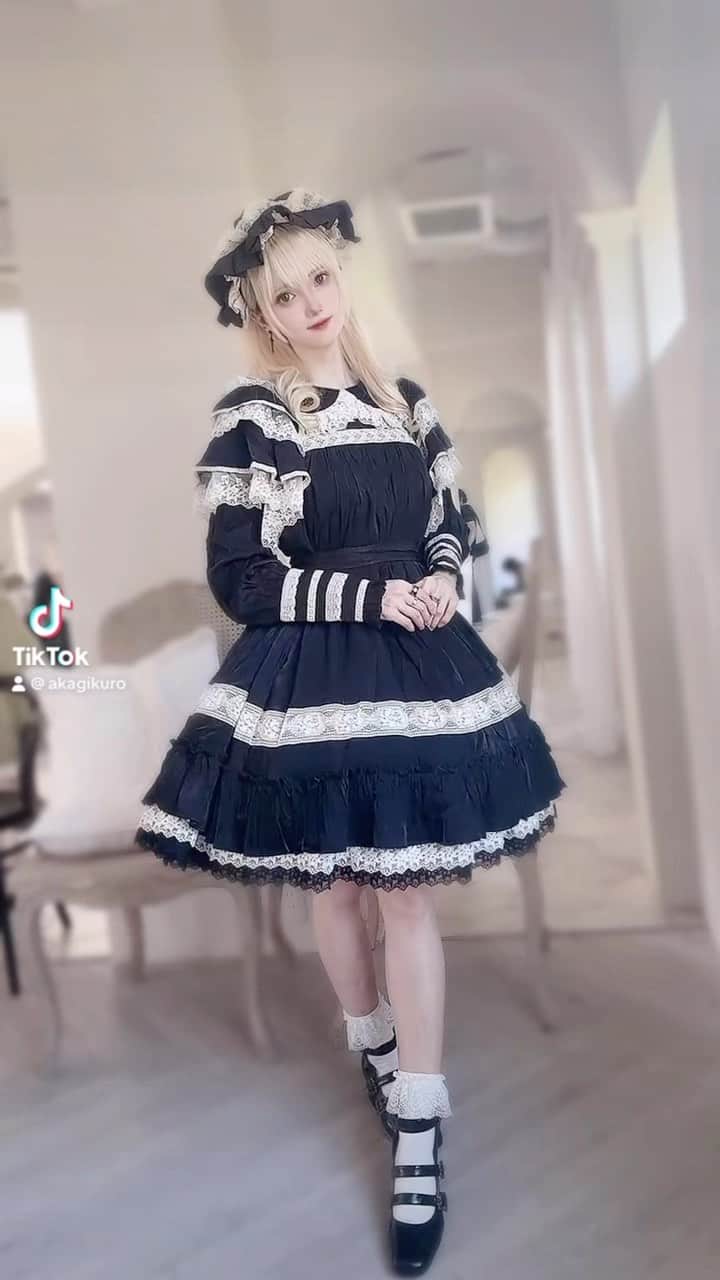 赤木クロのインスタグラム：「星箱Worksさんのお洋服🤍　#japanesegirl #日本  #일본여자 #코스프레 #그라비아 #角色扮演遊戲　#lolita #lolitafashion #ロリィタ #ロリィタファッション　 #jfashion #harajukustyle #classiclolita #lolitafashion #lolitacoord #lolitastyle  #星箱works」
