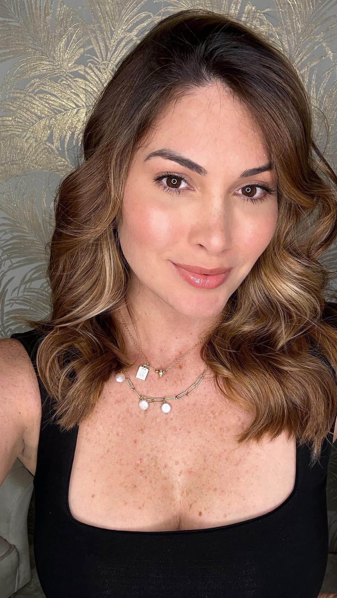 María Gabriela Isler Moralesのインスタグラム：「Domingo para recordar que sentirse bien no solo depende del cómo te ves, sino del cómo te sientes por dentro realmente ♥️  Con los años me he dado cuenta que de nada sirve decorar nuestra vida a lo externo si en nuestra mente, cuerpo y alma no existe armonía y estabilidad ✨   Gracias @yusmaryserrano por cuidar del color de mi cabello 🫶🏼」