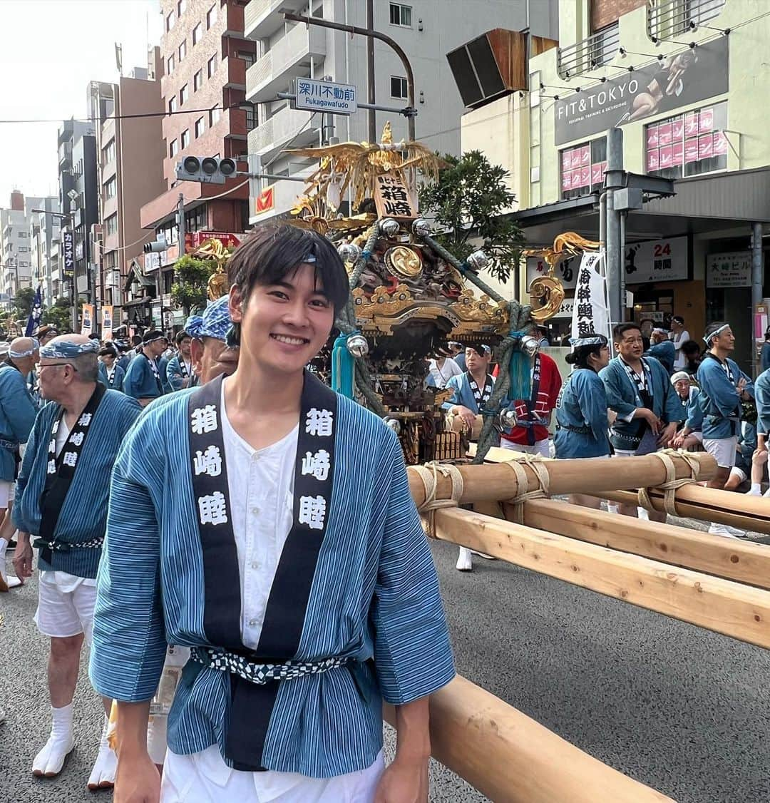 松谷優輝のインスタグラム：「富岡八幡宮例大祭  参加させてもらった富岡八幡宮例大祭 たくさんの水を浴びて、たくさん担いで、賑わって  #富岡八幡宮  #富岡八幡宮例大祭  #神輿」