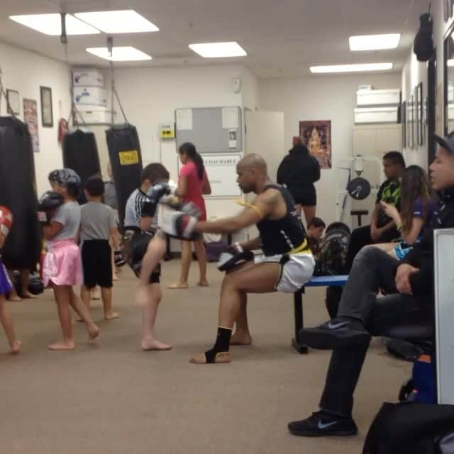 ビル・ゴールドバーグのインスタグラム：「Building of a monster!! Gage training #MuayThai at age 5 😬 #spear #jackhammer #whosnext #training #preperation #oldschool」