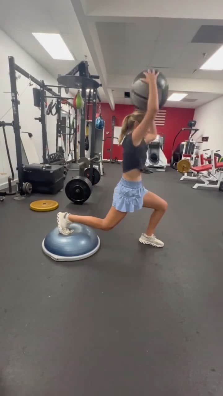 ソフィア・ケニンのインスタグラム：「While training for my first round in DC, I suffered a quad injury that’s unfortunately keeping me off the court for a few weeks. I’m back home now, working hard on my physical therapy so I can be ready for US Open! I’m super grateful for @kttape helping me manage this injury & providing pain relief and support! #KTPartner #CrushEveryMoment」