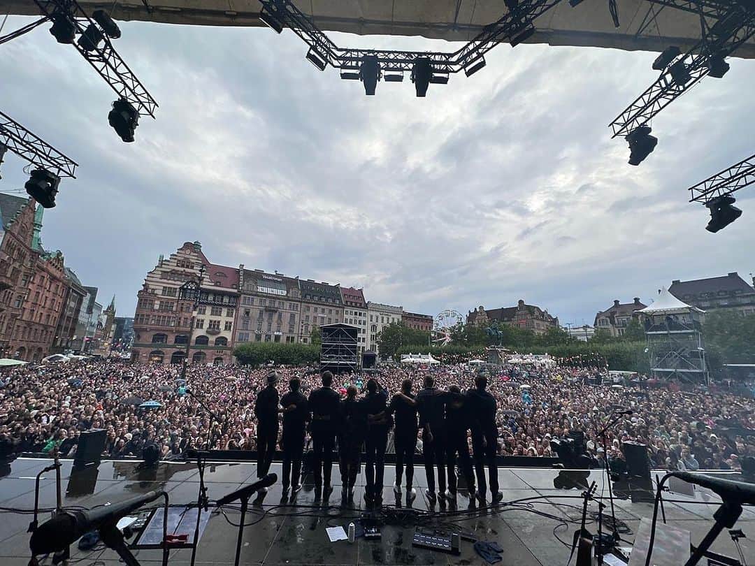 モンス・セルメルローのインスタグラム：「MALMÖ! It’s been a life long dream to play at @malmofestivalen and I was SO nervous! Obvs it started to rain 5 minutes before we went on.. but a MASSIVE thank you to everyone who came out anyhow and made it such a special night for me and us! WHAT A GIG IT WAS!! It still hasn’t sunk in. Love you all. So grateful. ❤️」