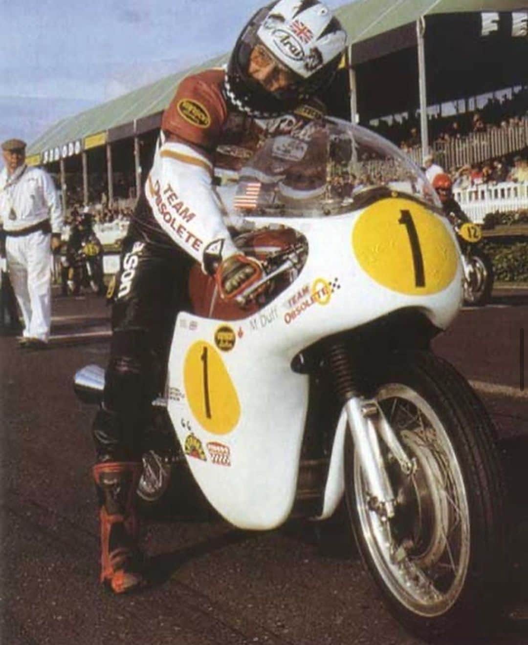 バンソンのインスタグラム：「Two legends, the late great Phil Read, and Dave Roper in our @teamobsolete Vanson leathers suit. #vansonleathers」