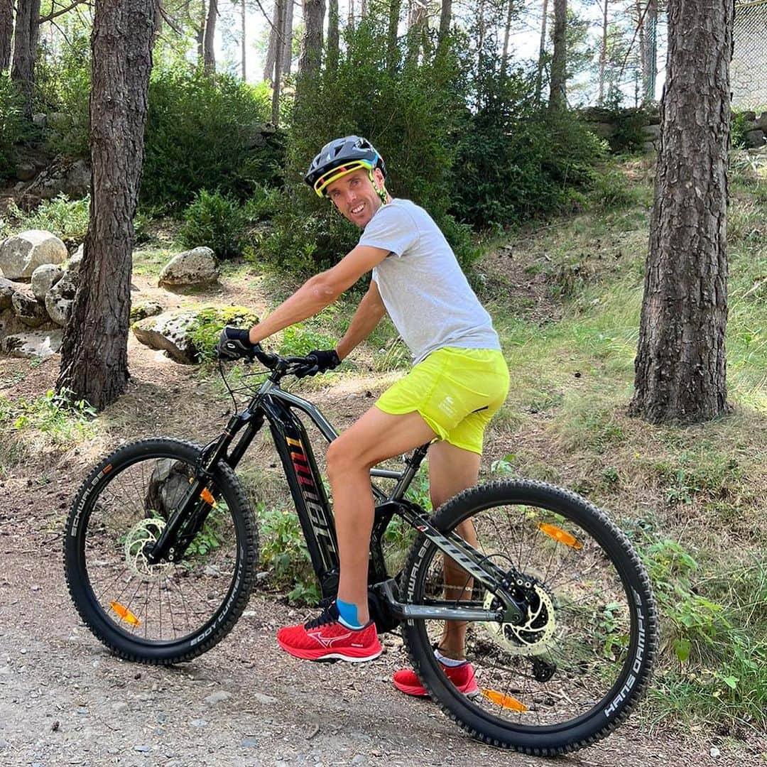 ロベルト・バウティスタ・アグートさんのインスタグラム写真 - (ロベルト・バウティスタ・アグートInstagram)「⛰️🚴🏼👨‍👩‍👦🎧  Echando de menos la competición pero aprovechando al máximo estos días  Making the most of these recovery days  #RobertoBautistaAgut」8月14日 3時42分 - robertobautistaagut