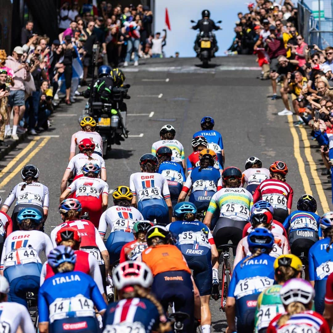 Shimanoさんのインスタグラム写真 - (ShimanoInstagram)「Cecilie Uttrup Ludwig shows her grit at the @uci_cycling World Championships Road Women Elite in Glasgow! Despite a strong effort, she settles for a solid third place after a tough battle on Scott Street climb. A true display of determination.   #ShimanoRoad #FindYourFast #glasgowscotland2023 📸 @leon_van_bon」8月14日 3時38分 - rideshimano