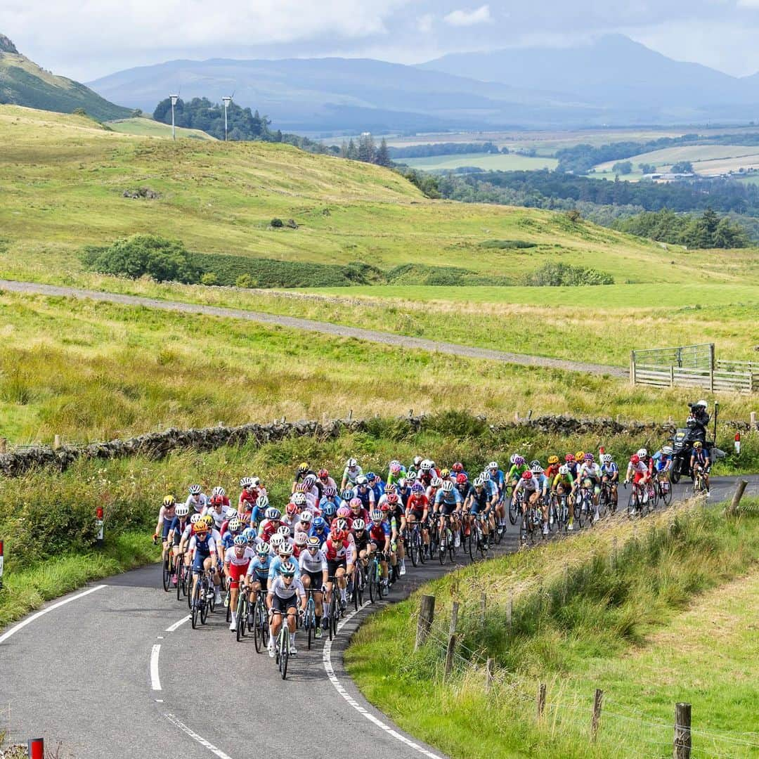 Shimanoさんのインスタグラム写真 - (ShimanoInstagram)「Cecilie Uttrup Ludwig shows her grit at the @uci_cycling World Championships Road Women Elite in Glasgow! Despite a strong effort, she settles for a solid third place after a tough battle on Scott Street climb. A true display of determination.   #ShimanoRoad #FindYourFast #glasgowscotland2023 📸 @leon_van_bon」8月14日 3時38分 - rideshimano