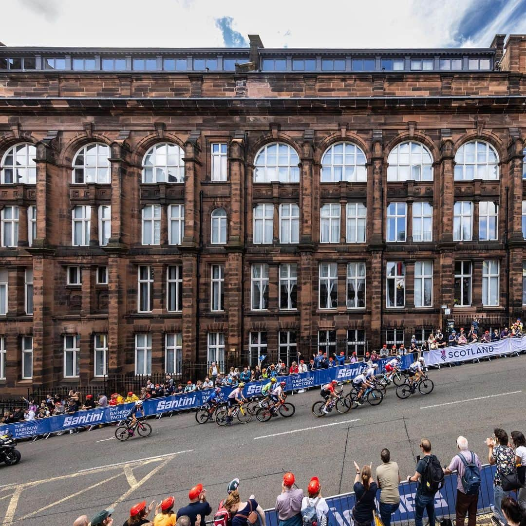 Shimanoさんのインスタグラム写真 - (ShimanoInstagram)「Cecilie Uttrup Ludwig shows her grit at the @uci_cycling World Championships Road Women Elite in Glasgow! Despite a strong effort, she settles for a solid third place after a tough battle on Scott Street climb. A true display of determination.   #ShimanoRoad #FindYourFast #glasgowscotland2023 📸 @leon_van_bon」8月14日 3時38分 - rideshimano