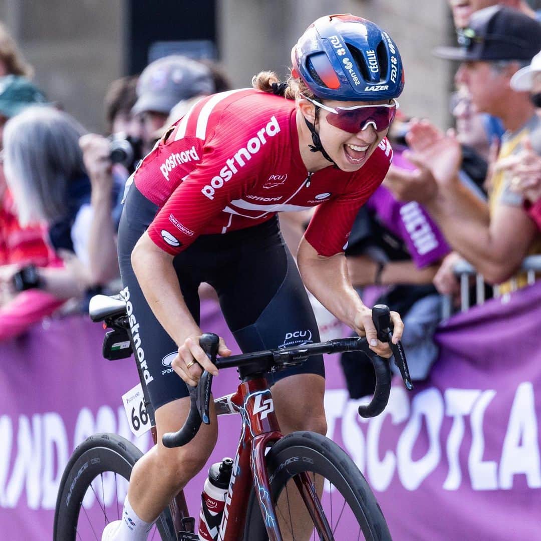 Shimanoのインスタグラム：「Cecilie Uttrup Ludwig shows her grit at the @uci_cycling World Championships Road Women Elite in Glasgow! Despite a strong effort, she settles for a solid third place after a tough battle on Scott Street climb. A true display of determination.   #ShimanoRoad #FindYourFast #glasgowscotland2023 📸 @leon_van_bon」