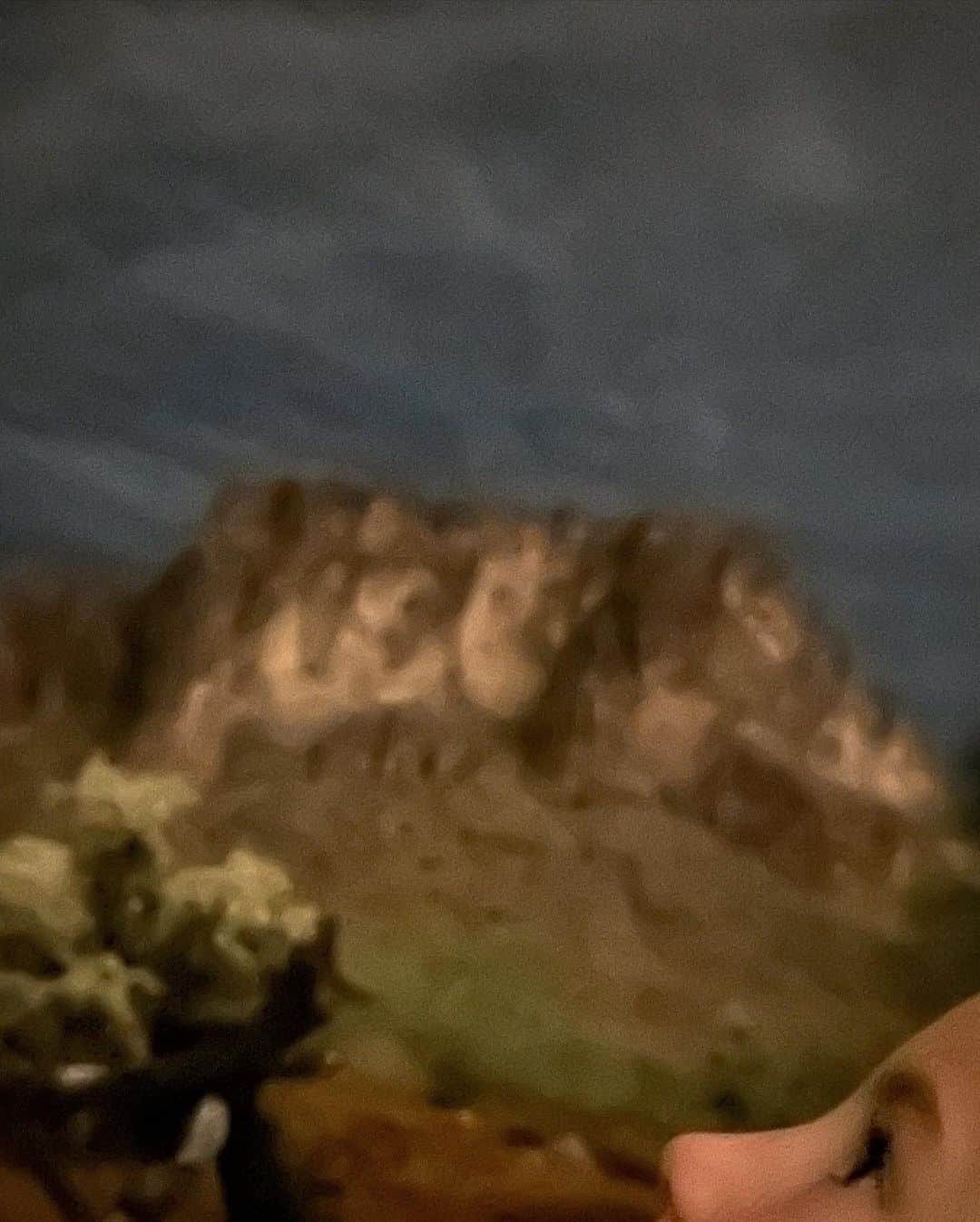 Amber Fillerup Clarkさんのインスタグラム写真 - (Amber Fillerup ClarkInstagram)「Me and David woke the kids up and took them out to the desert to watch Perseids meteor shower 💫 .. it was cloudy but we still managed to see some good ones. We laid on the bed and listened to the desert animals and soaked up the quiet. Rosie kept saying it felt like we were in a painting and it really did.. something about it felt so surreal like we were on the set of a movie」8月14日 3時39分 - amberfillerup