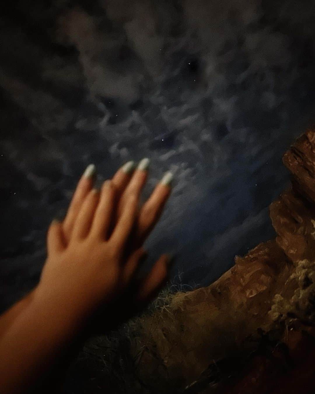 Amber Fillerup Clarkのインスタグラム：「Me and David woke the kids up and took them out to the desert to watch Perseids meteor shower 💫 .. it was cloudy but we still managed to see some good ones. We laid on the bed and listened to the desert animals and soaked up the quiet. Rosie kept saying it felt like we were in a painting and it really did.. something about it felt so surreal like we were on the set of a movie」