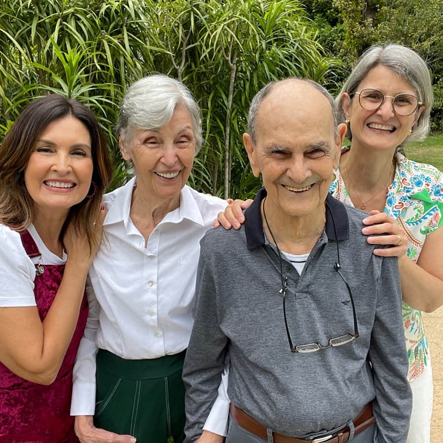 ファチマ・ベルナルデスのインスタグラム：「Que domingo especial. Nem me lembrava da última vez que eu e minha irmã passamos juntas o dia dos pais. Sr Amancio é daqueles que não gostam de sair, de conhecer gente nova, mas quando sai, é dos que mais se divertem. Está com 87 anos e sempre diz que vai chegar aos 100. Agora, já esticou pra 105. Não duvido. Feliz dia pro meu pai e pra todos que se empenham em fazer o seu melhor na vida dos filhos. ❤️ Escolhi a música “Disritmia”  porque ele ama e marcou nossa infância.」