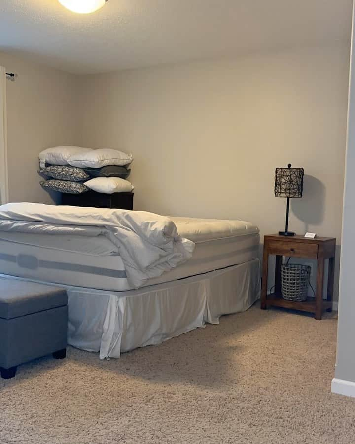 エイミー・オルソンのインスタグラム：「Proof I actually read the directions. 👀 Thank you @zinus for the platform bed and cozy headboard!! Put it together in under 90 minutes before church. Patting myself on the back over here…」