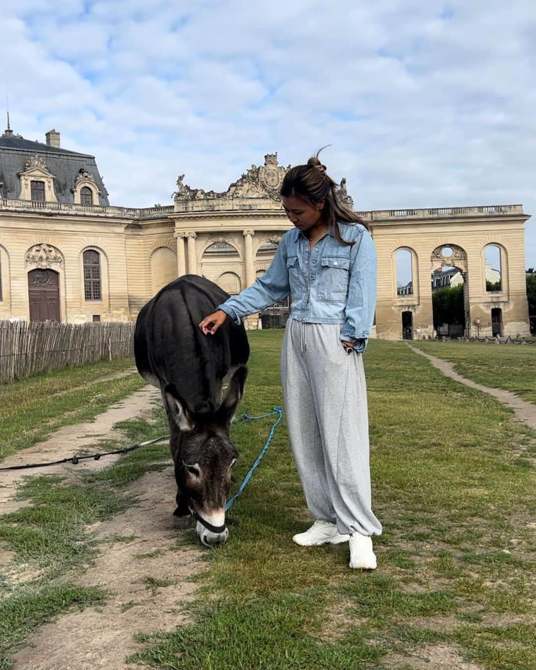 ダニエル・カングさんのインスタグラム写真 - (ダニエル・カングInstagram)「went to Paris  Mom went to @lecordonbleuparis cooking school  Phoenix was born 💕 Sanukiya line was too long  Found a heart  Cutest pic of my mom ever 🌻 Stopped at Brussels to eat waffles  Overdue dinner with JiYai unni Found a donkey  I found a 50 year old mushroom supposedly and mom was thrilled」8月14日 4時20分 - daniellekang