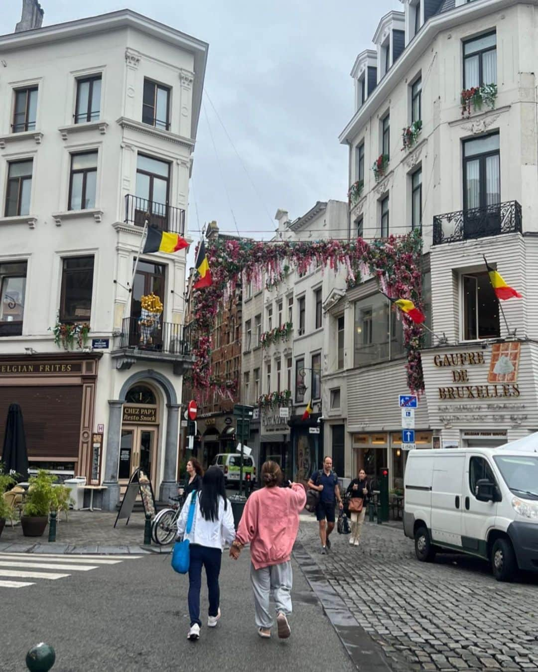 ダニエル・カングさんのインスタグラム写真 - (ダニエル・カングInstagram)「went to Paris  Mom went to @lecordonbleuparis cooking school  Phoenix was born 💕 Sanukiya line was too long  Found a heart  Cutest pic of my mom ever 🌻 Stopped at Brussels to eat waffles  Overdue dinner with JiYai unni Found a donkey  I found a 50 year old mushroom supposedly and mom was thrilled」8月14日 4時20分 - daniellekang