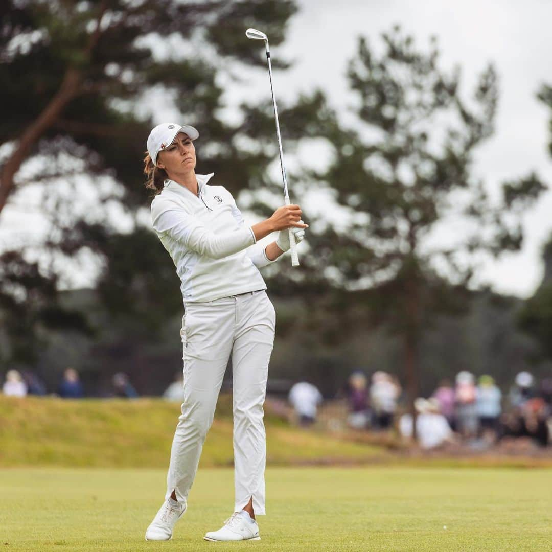 クララ・スピルコバのインスタグラム：「Thank you @aigwomensopen , @therandagolf and @waltonheathgc ! ⛳️🤩🇬🇧 Over 50 000 fans made this week really special! Feeling very grateful, almost emotional looking back at this incredible week full of ups and downs and plenty of heather. It was a true test and I feel happy that I got to play the weekend. It’s been 5 weeks in a row for me, so I’ve decided to take a couple weeks off before defending my title in Ireland in two weeks. ❤️ #t56 #major」