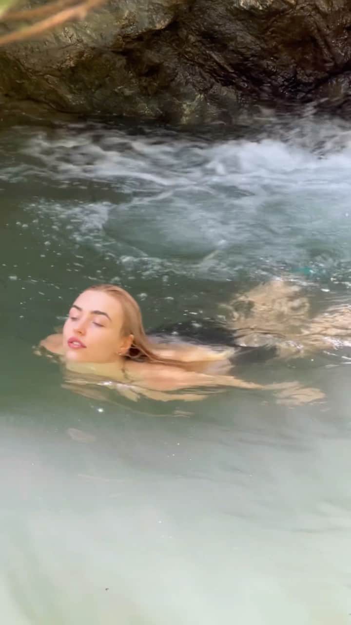 マティー・ノイズのインスタグラム：「do go chasing waterfalls 🌸🌈🦋☀️🌷💫🌻🍀🌊」