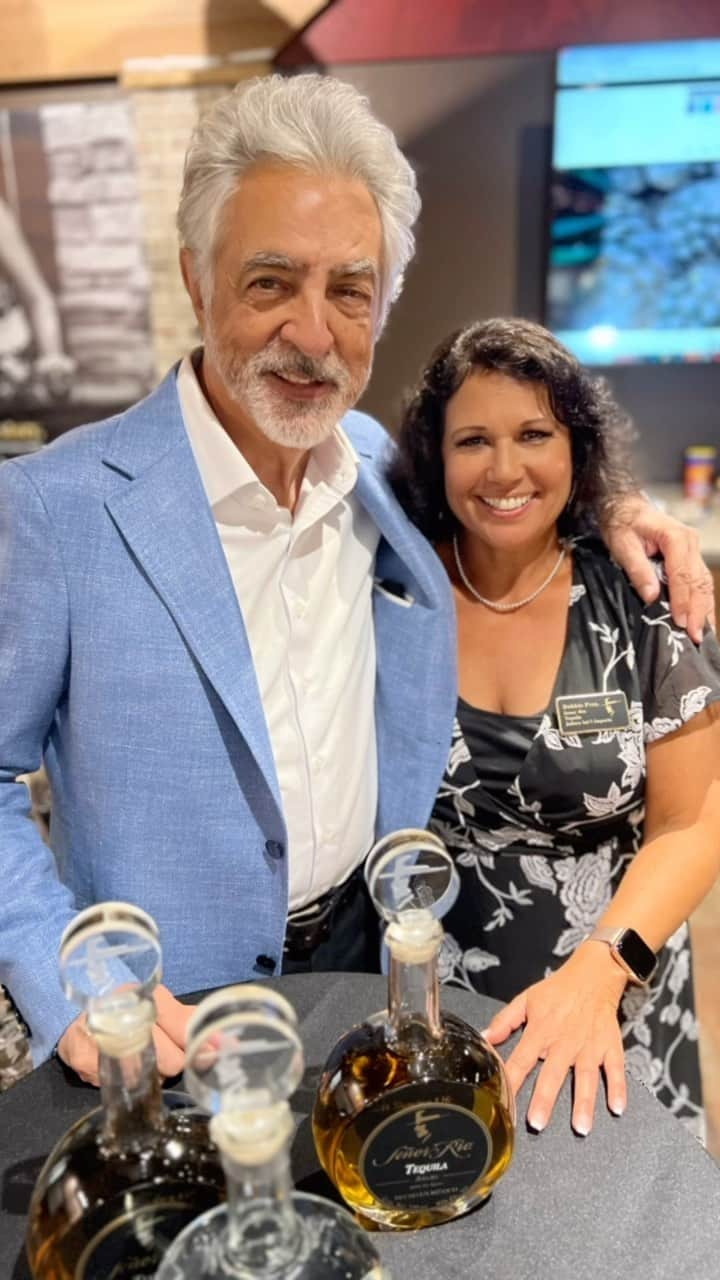 ジョー・マンテーニャのインスタグラム：「Thank you, Las Vegas for an amazing weekend. It was wonderful to meet all of you  and I hope you enjoy the tequila. @senorriotequila @totalwine #tequila #vegas」