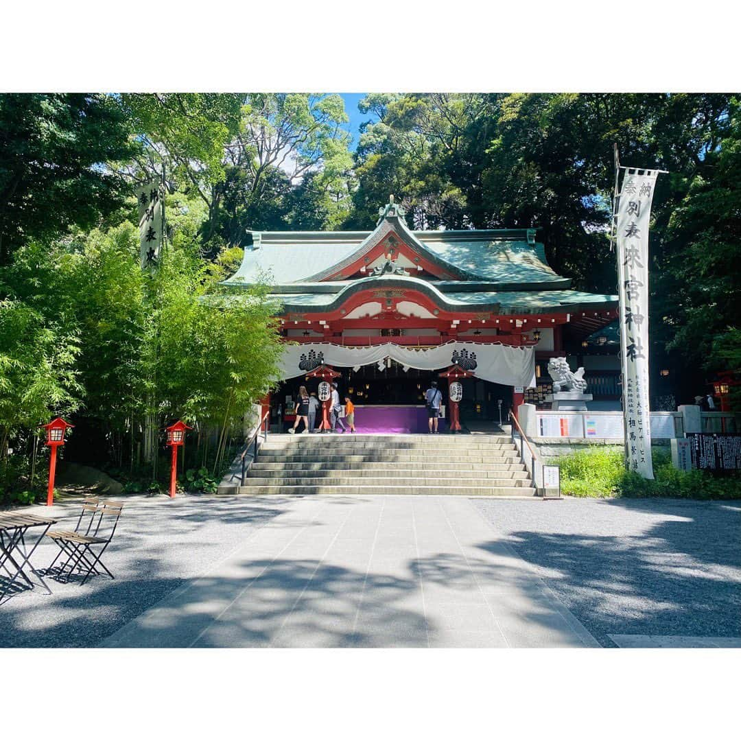 吉野史桜さんのインスタグラム写真 - (吉野史桜Instagram)「友に会いにいく静岡旅〜❶  たまちゃんに誘ってもらって、 結構急に静岡に行きました✨  とはいえ現地集合だったので、行き帰りはひとり😂😂  私は東京から小田急線とJR使って4時間くらいかけて行ったよ〜🚃  行きは熱海にほんのちょっとだけ寄り道。  まずは来宮神社へ⛩️  たまに言ってると思いますが 私はでっかい木が好きなので、 天然記念物でもある『大楠』目当てに参拝🌳  　●幹を１周廻ると寿命が１年延命する伝説 　●心に願いを秘めながら１周すると願い事が叶う伝説  があるということで、もちろん一周してきたよ😇  寿命延びたわ〜🌱✨  『大楠のことば』を引いたら 「歳寒松柏」。 焦らずってとこがカギだよなぁ🥳 ブレずに自分を生きてこう✌️  神社はそこまで広くはないんだけど、 飲食できるスペースが結構あって、みんなゆったり寛いでいる空気感がまたよかったな✨  私も麦こがしソフトクリームをいただいたよ〜🍦😋  #熱海 #来宮神社 #来宮神社の大楠 #大楠 #静岡 #麦こがしソフトクリーム」8月14日 10時16分 - shionyoshino