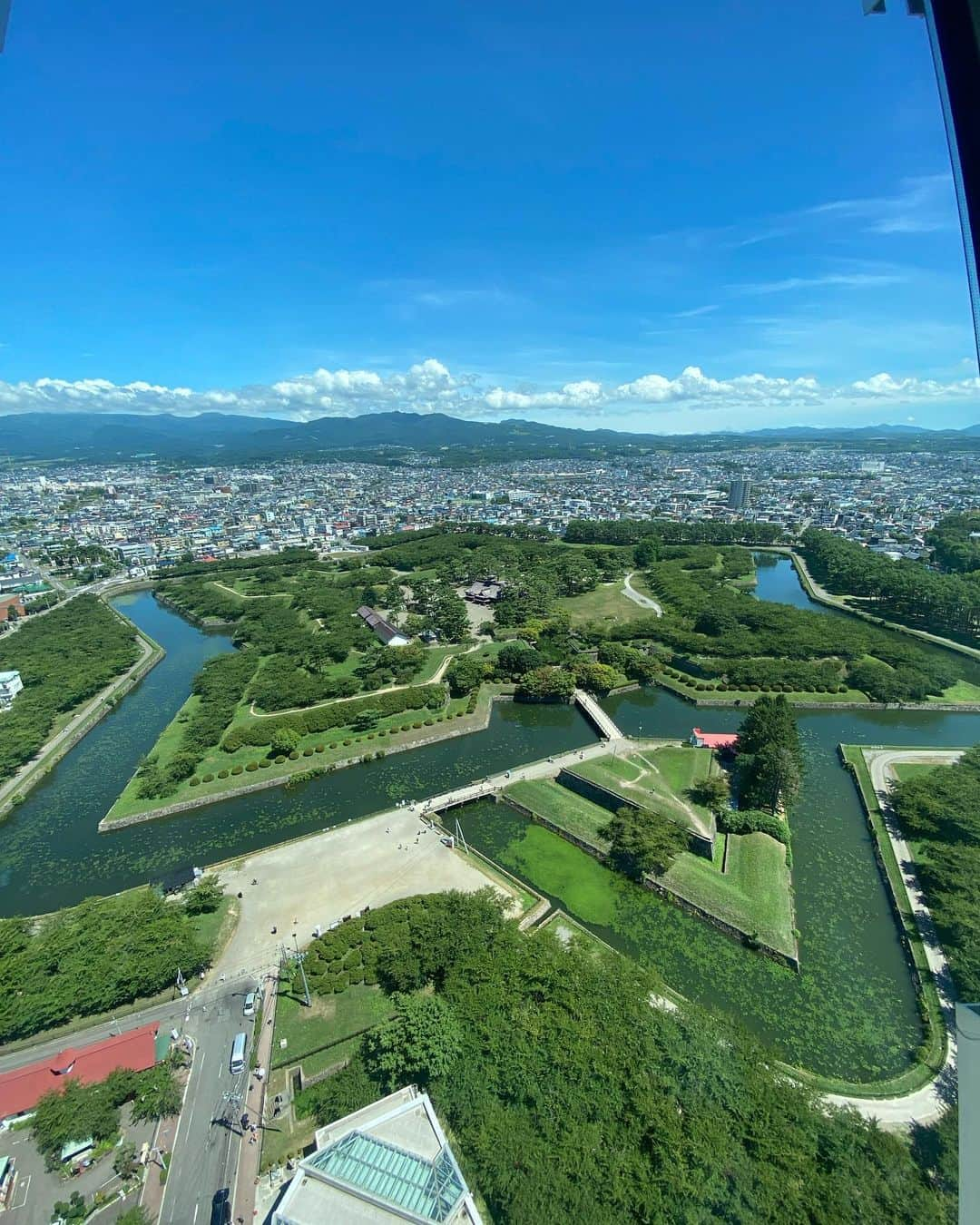 横島ふうかのインスタグラム：「函館といえば五稜郭っしょ🐮  星型って可愛いなって思いましたが その特徴についてパパに教えてもらい 歴史に触れることが出来ました。  そしてこの日の函館は観測史上初の35℃の越えだったそうです。   #函館  #函館市  #函館観光  #函館旅行  #五稜郭  #五稜郭公園  #五稜郭タワー  #五稜郭塔」