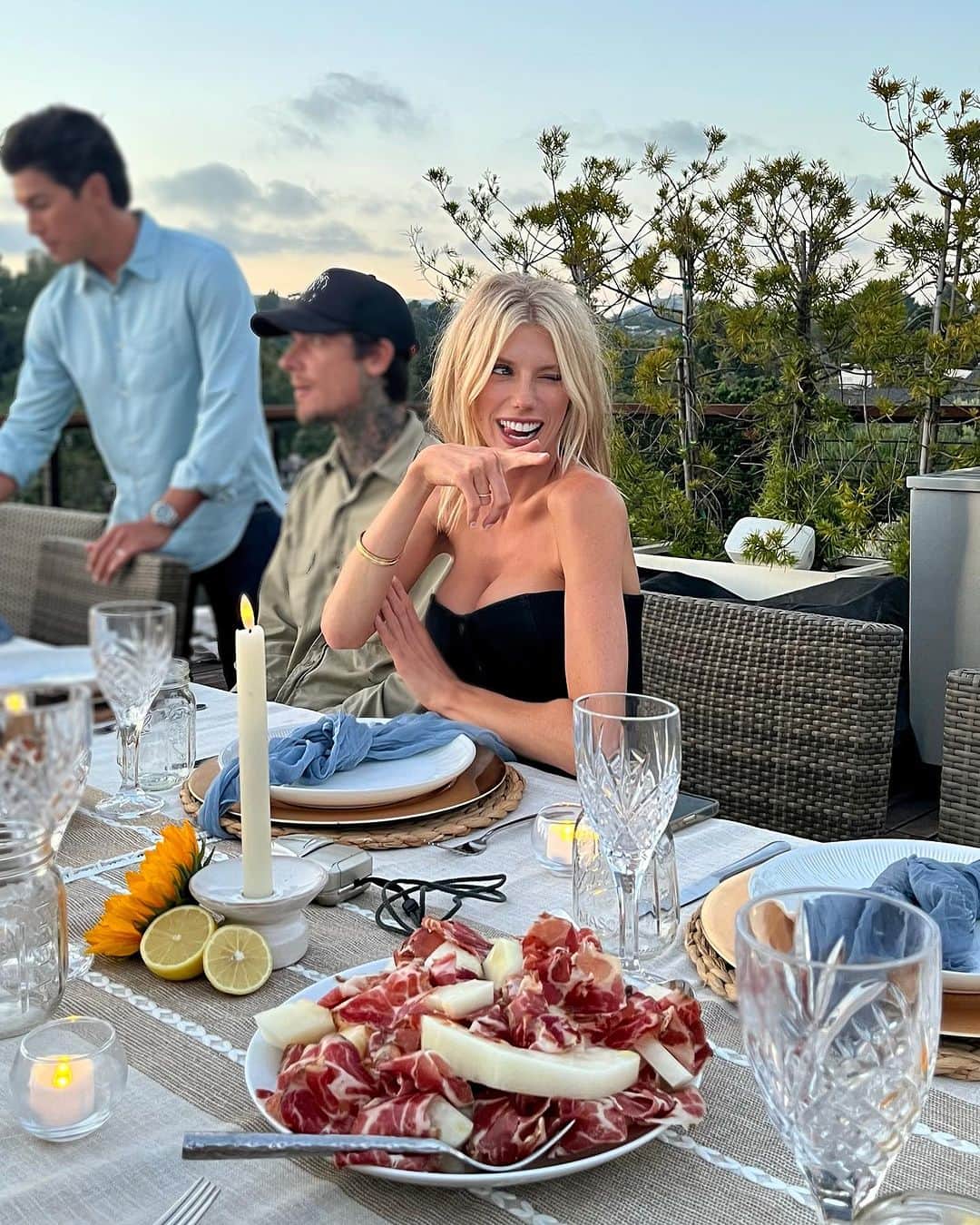 シャーロット・マッキニーのインスタグラム：「Special night with even more special friends celebrating ❤️🌻Couldn’t be more grateful. Big thanks to @ghglobe @taren__coulter @crackboards @hello.erynne for making it such a beautiful night ❤️」