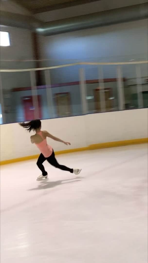 カミラ・ヤシェムのインスタグラム：「I morgen skal jeg lage koreografi igjen! Lenge siden sist, gleder meg🤩⛸️」