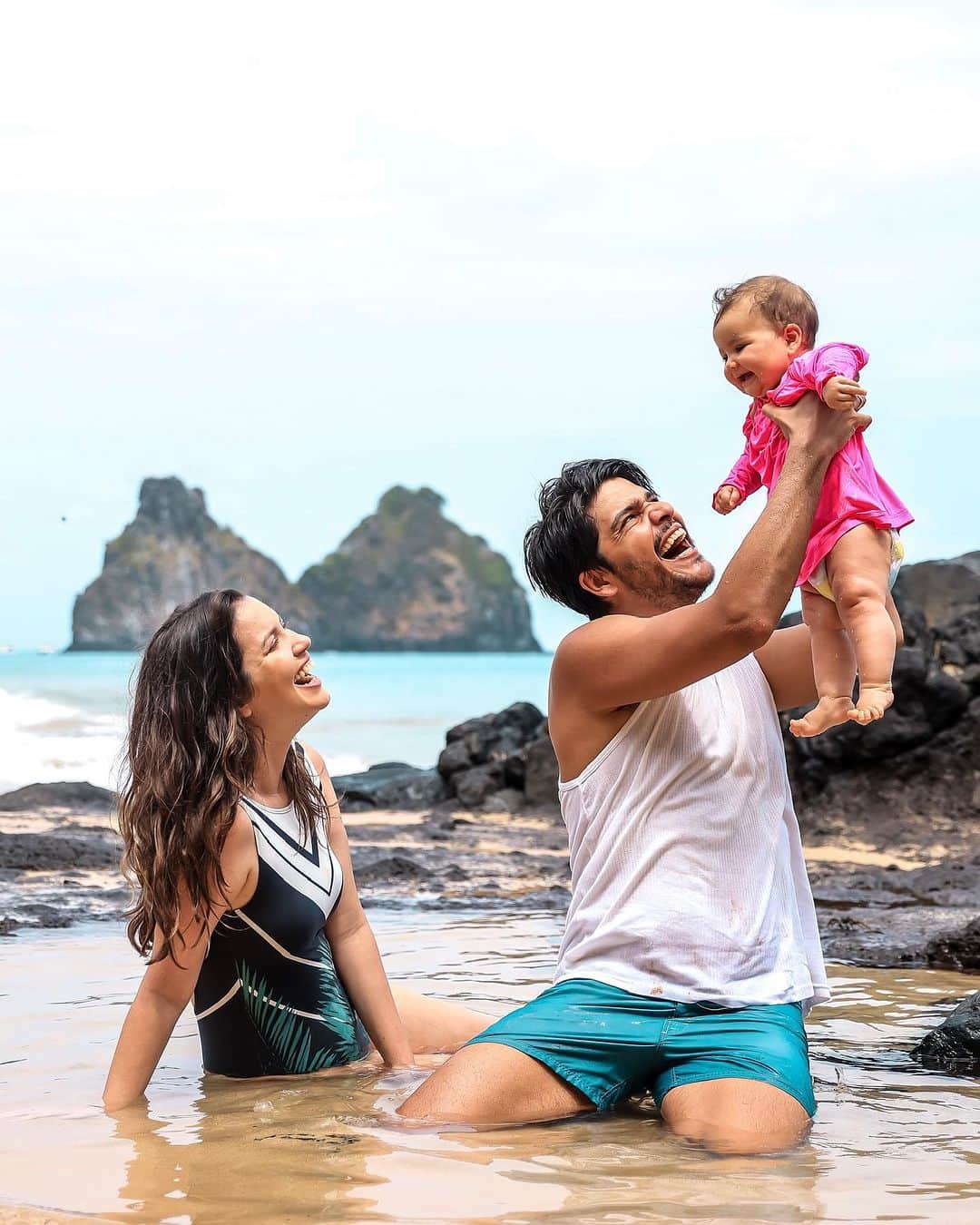 ナタリア・ディルのインスタグラム：「Feliz dia dos pais pra esse pai maravilhoso. Que faz brincadeiras mirabolantes, comidas deliciosas e banhos lúdicos. Te amo! Amo o pai e o companheiro que você é!」