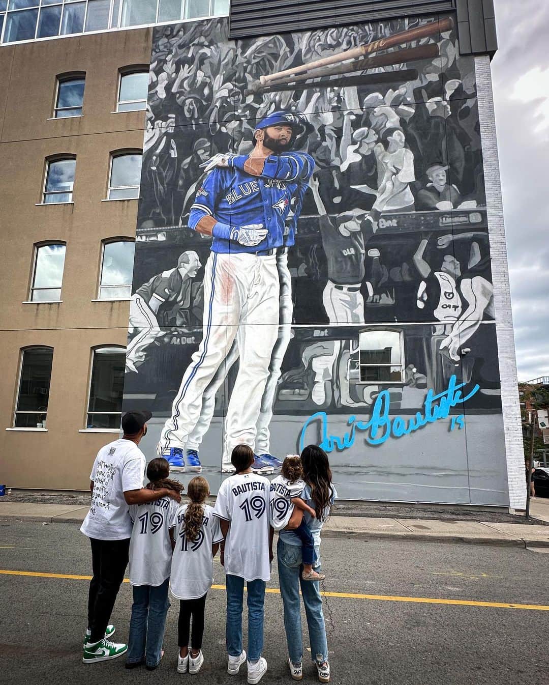 ホセ・バティスタのインスタグラム：「Family Matters 💙  The Bautista family visits the Bat Flip Mural for the first time! #JoeyBats」