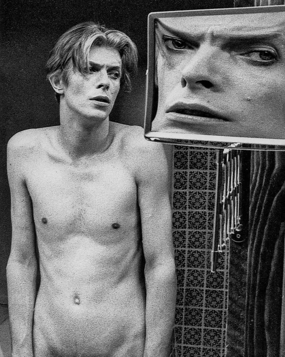 デヴィッド・ボウイのインスタグラム：「Bowie naked and wired as TJ Newton in The Man Who Fell To Earth.  #BowieReflections」