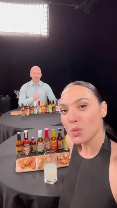 ガル・ガドットのインスタグラム：「🥵🍗🖤@firstwefeast @hotones @seanseaevans」